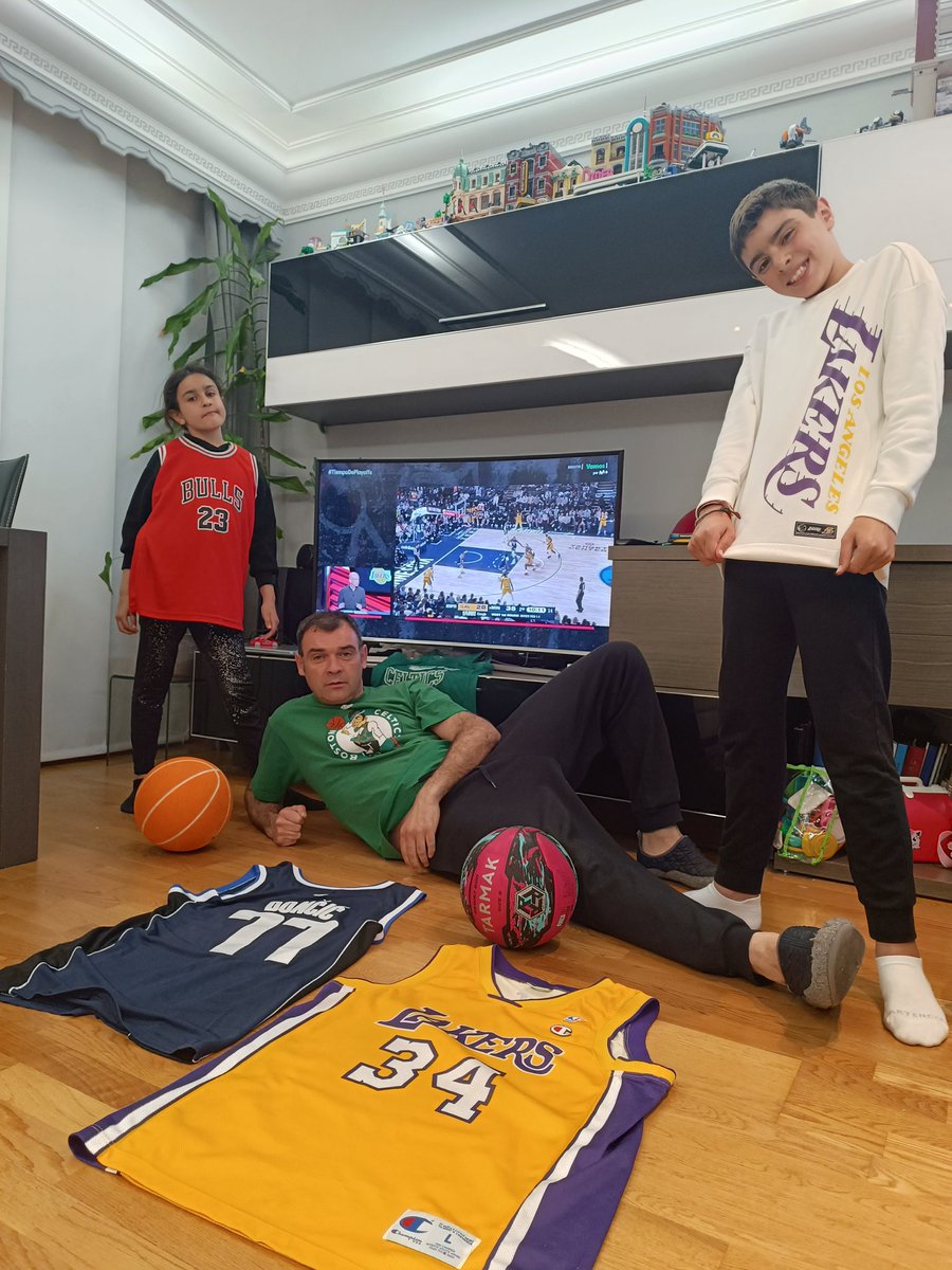 togano_val's tweet photo. #Tiempodeplayoffs
Go Lakers desde león https://t.co/RT5kXxz4ye