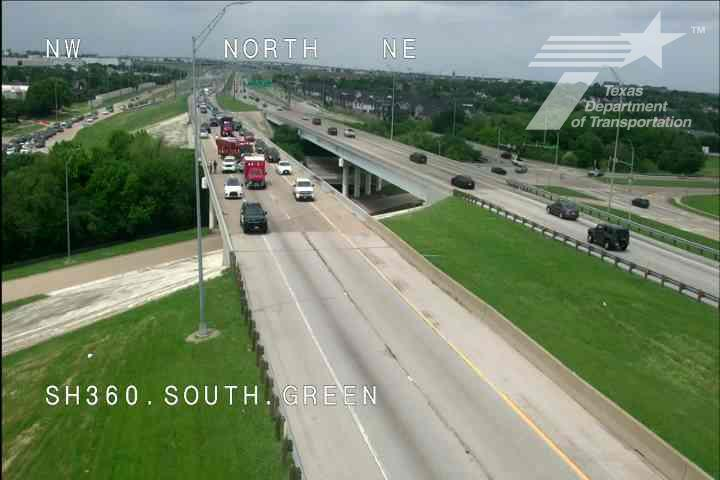 krldtraffic's tweet image. #Arlington into #GrandPrairie: SB 360 @ SE Green Oaks Blvd. a crash blocks the right lane, backups from Bardin Rd. #KRLD #KRLDTraffic #1080KRLD #trafficalert @TxDOTFortWorth #APD #Waze