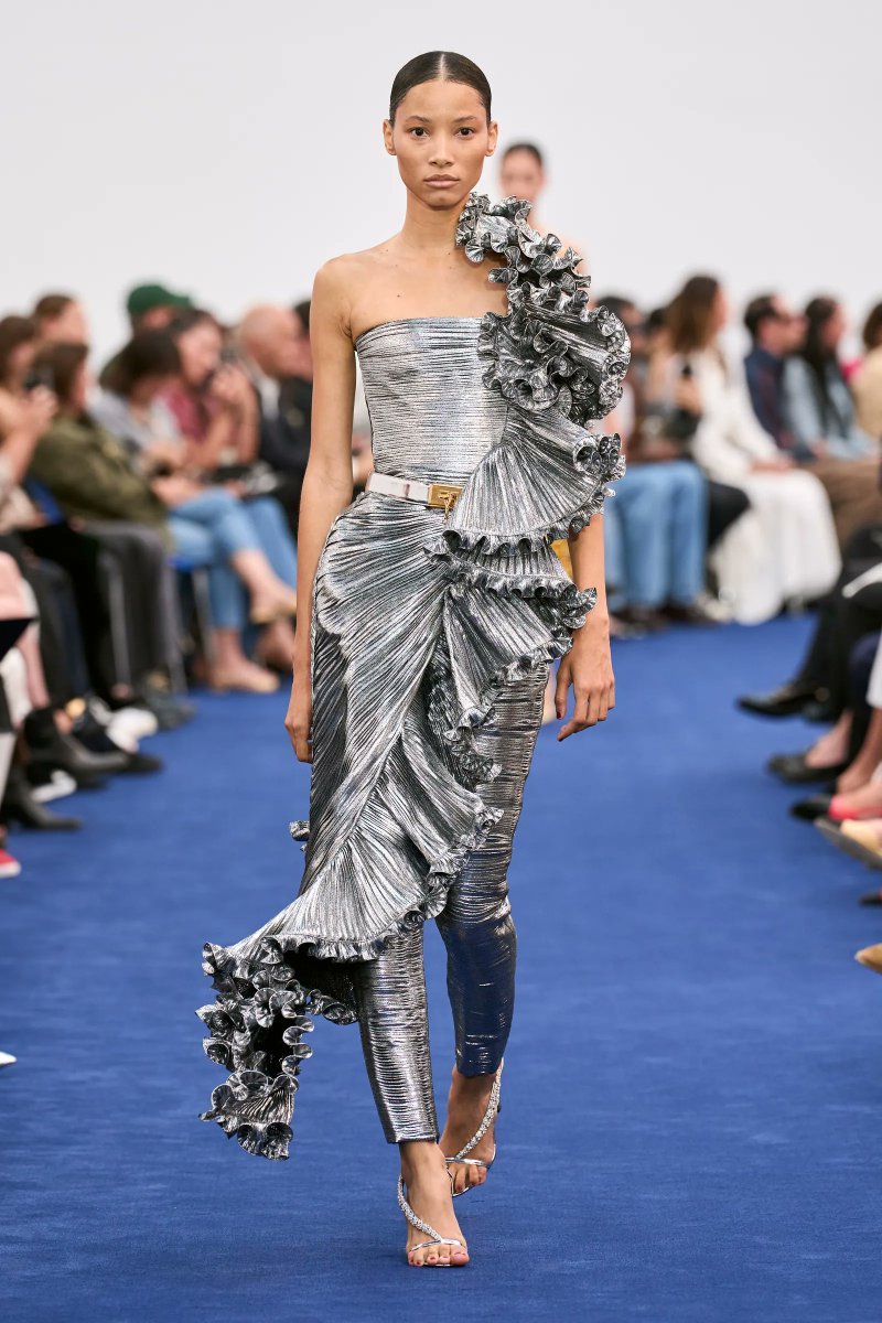 Impresionante Mar Saura con un diseño perteneciente a la colección Fall-Winter 2023 Couture de Alexandre Vauthier sobre la alfombra roja de la 12º edición de los #PremiosPLATINO 🩶

#PREMIOSPLATINO2025