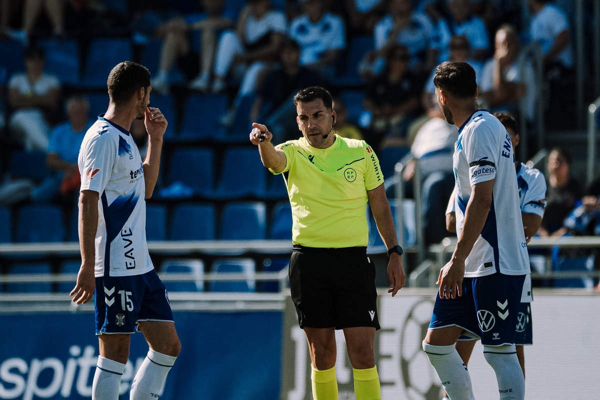 [Crónica]

✍️ 𝐄𝐥 𝐞𝐧𝐞́𝐬𝐢𝐦𝐨 𝐞𝐫𝐫𝐨𝐫 𝐞𝐧 𝐜𝐨𝐧𝐭𝐫𝐚 𝐝𝐞𝐥 #𝐂𝐃𝐓𝐞𝐧𝐞𝐫𝐢𝐟𝐞 𝐢𝐦𝐩𝐢𝐝𝐞 𝐞𝐥 𝐭𝐫𝐢𝐮𝐧𝐟𝐨 #𝐛𝐥𝐚𝐧𝐪𝐮𝐢𝐚𝐳𝐮𝐥 

🔗 clubdeportivotenerife.es/noticias/el-en… 

#TenerifeEibar #SiempreCDTenerife 

(📷 <a href="/sanacosta_/">San 📷🌹</a>)