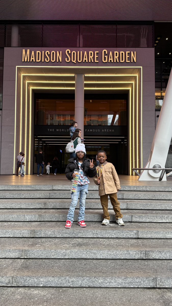 ddmtkee's tweet photo. My youngin havin a ball in New York 🗽🌃 https://t.co/J75upQOlnb