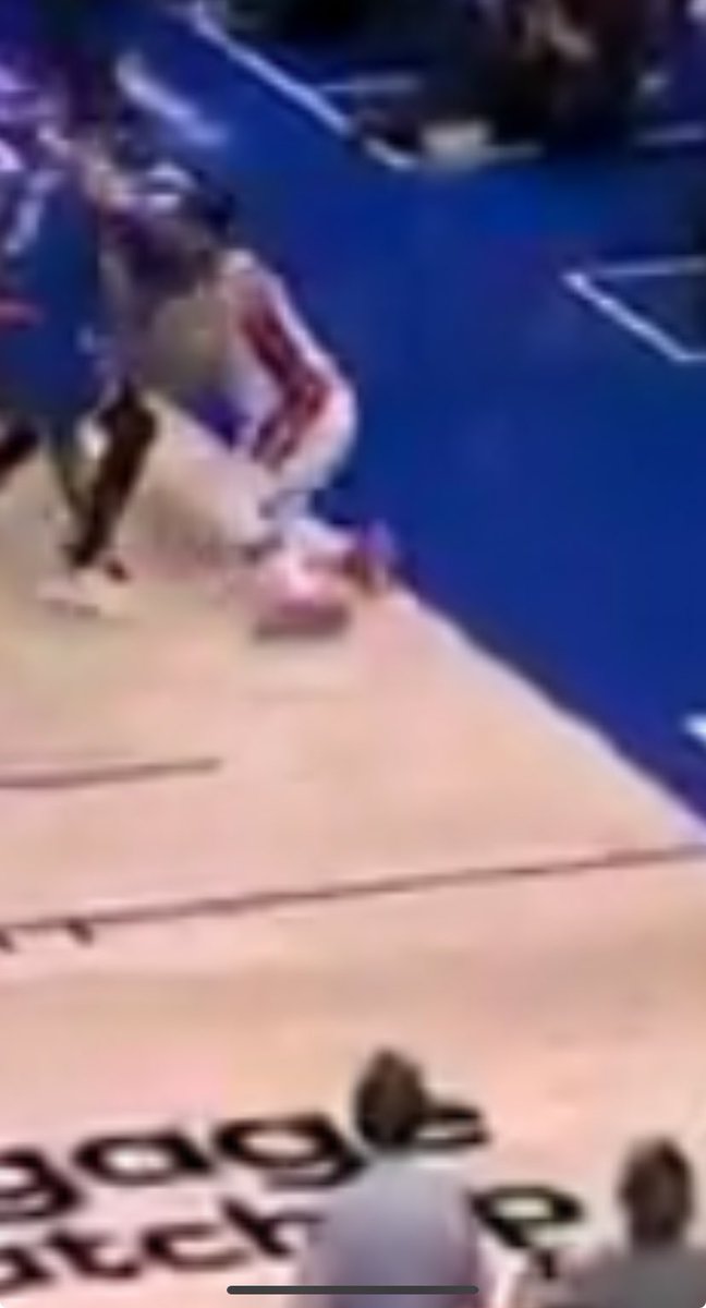 Before the controversial no call on Hardaway/Hart, Harris is out of bounds touching the ball before the ball is loose