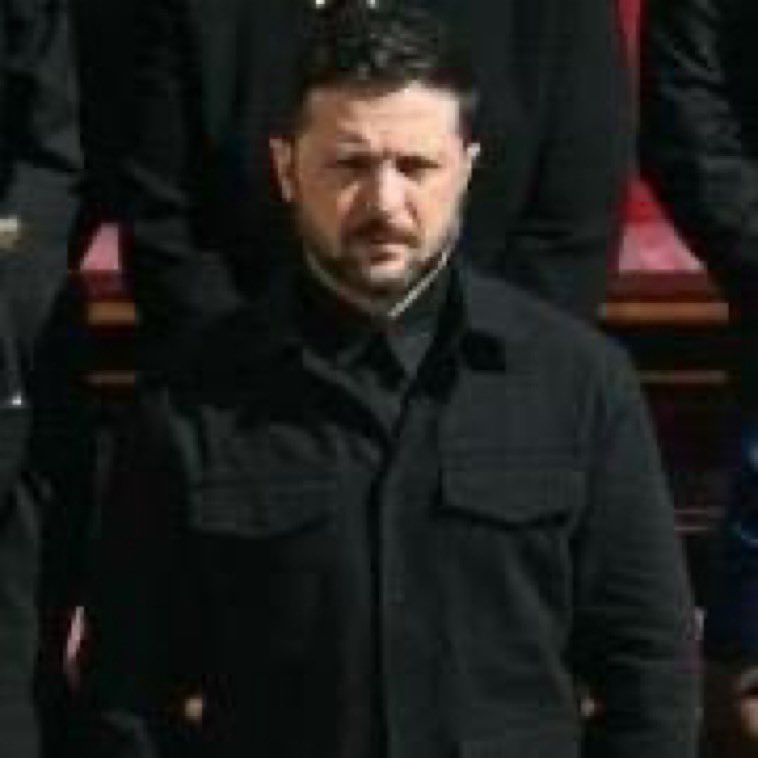 Non servono cravatte a chi porta addosso la sofferenza e la resistenza di un popolo sotto attacco.
Zelens’kyj veste il lutto di una nazione, non l’apparenza di una passerella.

#Zelensky #Ucraina