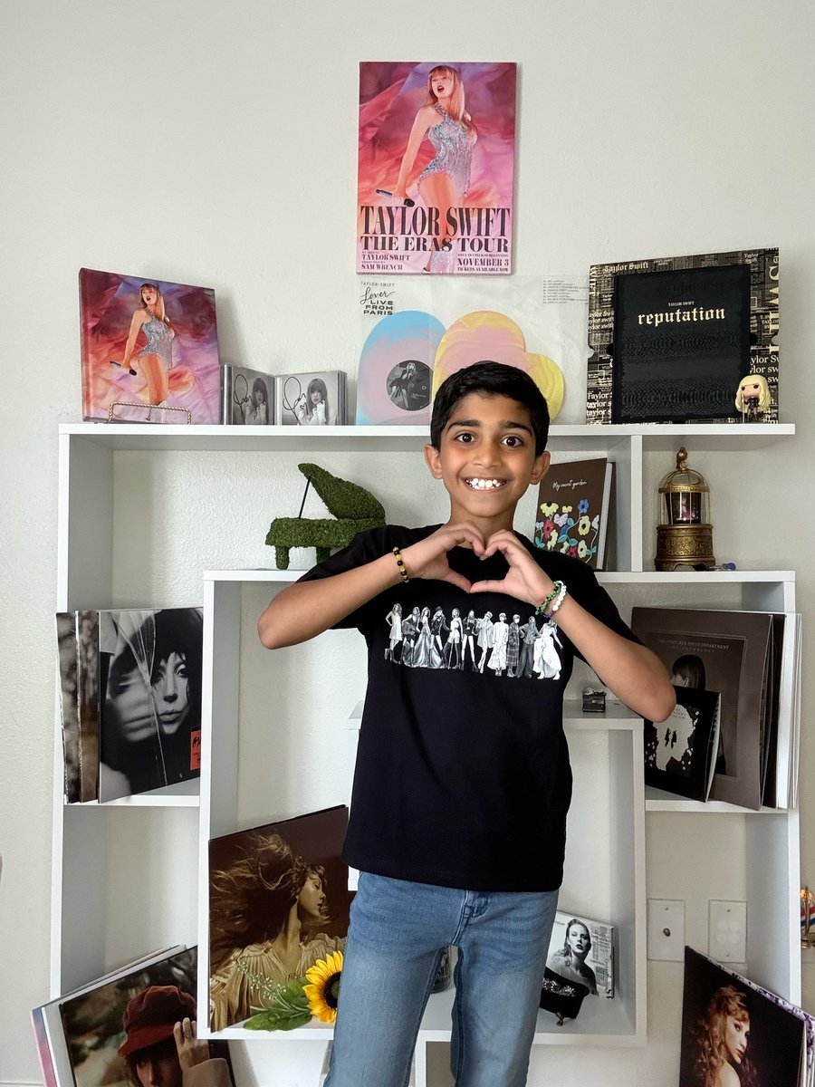 shahadmajili's tweet photo. THEY ARE HERE!!!WE’RE OBSESSED!!!! #TTPDErasCollection https://t.co/miYS1tfGUu