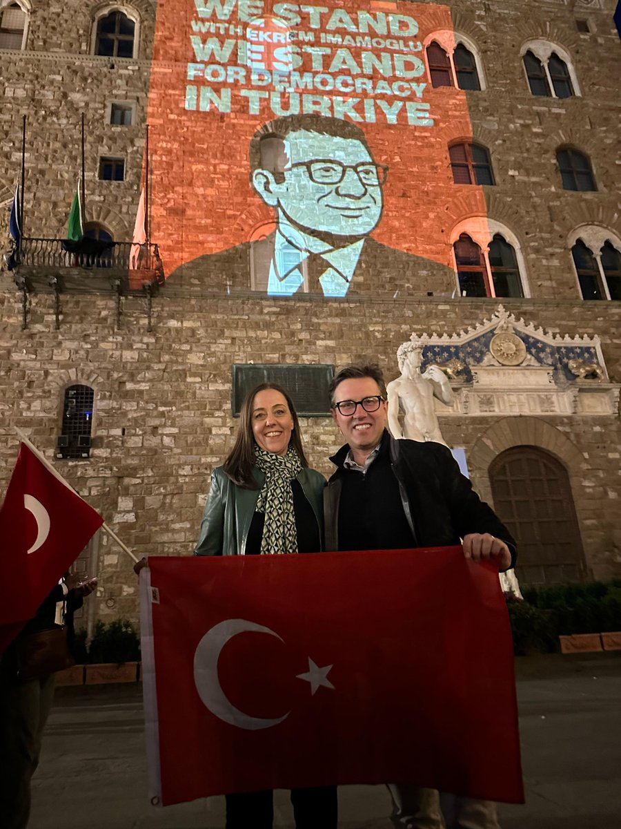 DarioNardella's tweet photo. Palazzo Vecchio si illumina per la democrazia.
Da Firenze un messaggio forte e chiaro: “We stand for Ekrem İmamoğlu. We stand for democracy in Turkey”.
Siamo al fianco di chi ogni giorno lotta per i diritti, la libertà e la democrazia.
@imamoglu_int
@ekrem_imamoglu
@sarafunaro https://t.co/CdffTj0cvz