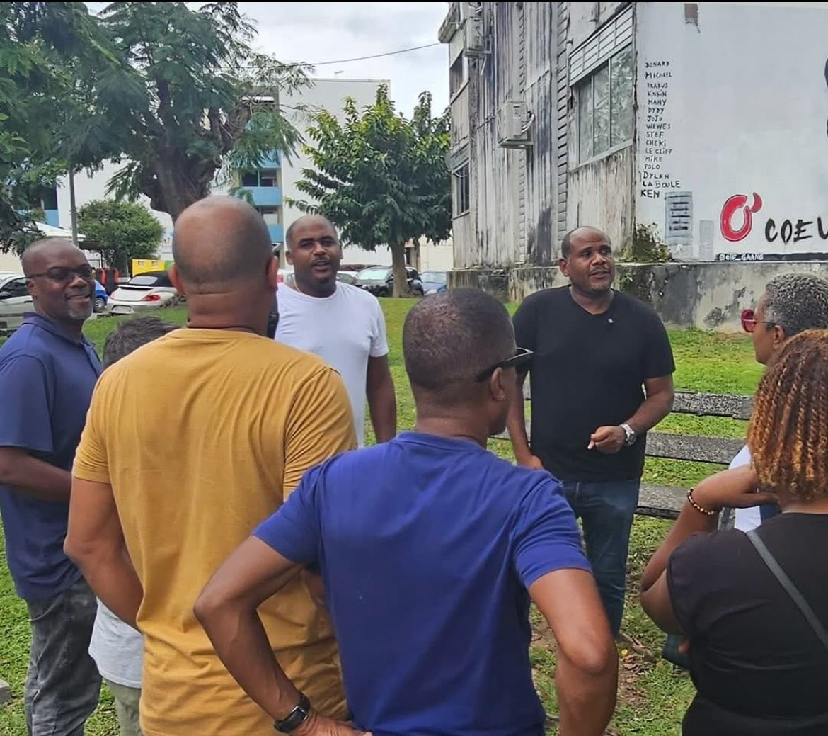 Le temps d’un porte à porte avec une partie de l’equipe dans un quartier partagé entre un territoire abymien et pointois où vit une seule et même famille, celle des habitants de Louisy Mathieu.
Malgré de nombreuses problématiques, les habitants demeurent attachés à leur quartier
