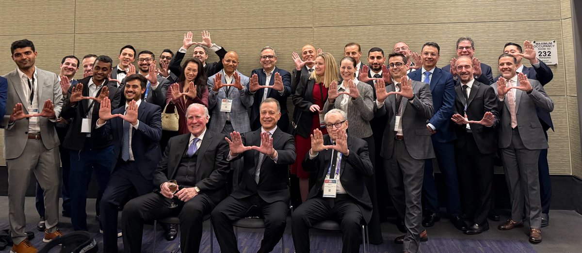AllanLeviMD's tweet image. What a great AANS meeting in Boston - everyone enjoyed 🙌 neurosurgery alumni session and honoring our former cochair - @jacquesmorcos for his presidential year.
My wife @tererodrigueztv did an awesome job interviewing Bob Woodruff and Dr. Rocco Armando at the opening session.