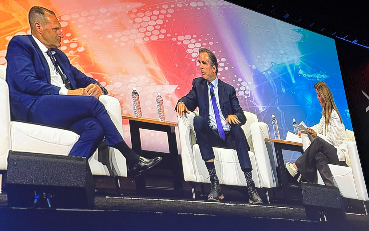 AllanLeviMD's tweet image. What a great AANS meeting in Boston - everyone enjoyed 🙌 neurosurgery alumni session and honoring our former cochair - @jacquesmorcos for his presidential year.
My wife @tererodrigueztv did an awesome job interviewing Bob Woodruff and Dr. Rocco Armando at the opening session.