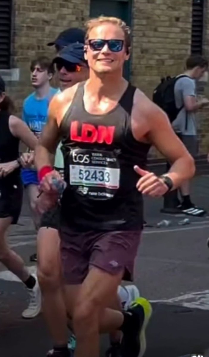 he always has a smile ! 🤗
 #SamHeughan  at #londonmarathon2025