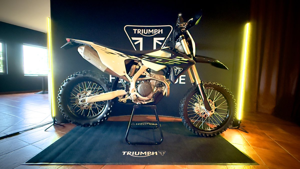 スペインにこれ乗りに来ました！　かっっっこいいいいい　#triumph #tf250e #tf450e