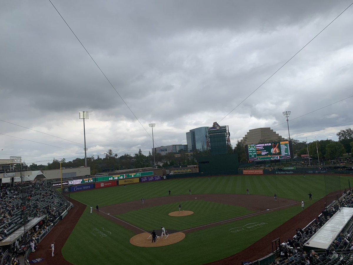 En medio de una pertinaz llovizna arranca el juego dominical en Sutter Health Park. No parece importarle al primer bateador, Joshua Palacios, que comienza el ataque de los #WhiteSox con su primer bambinazo de la temporada. #Athletics. ⚾️⚾️⚾️. #AcciónXGotas.