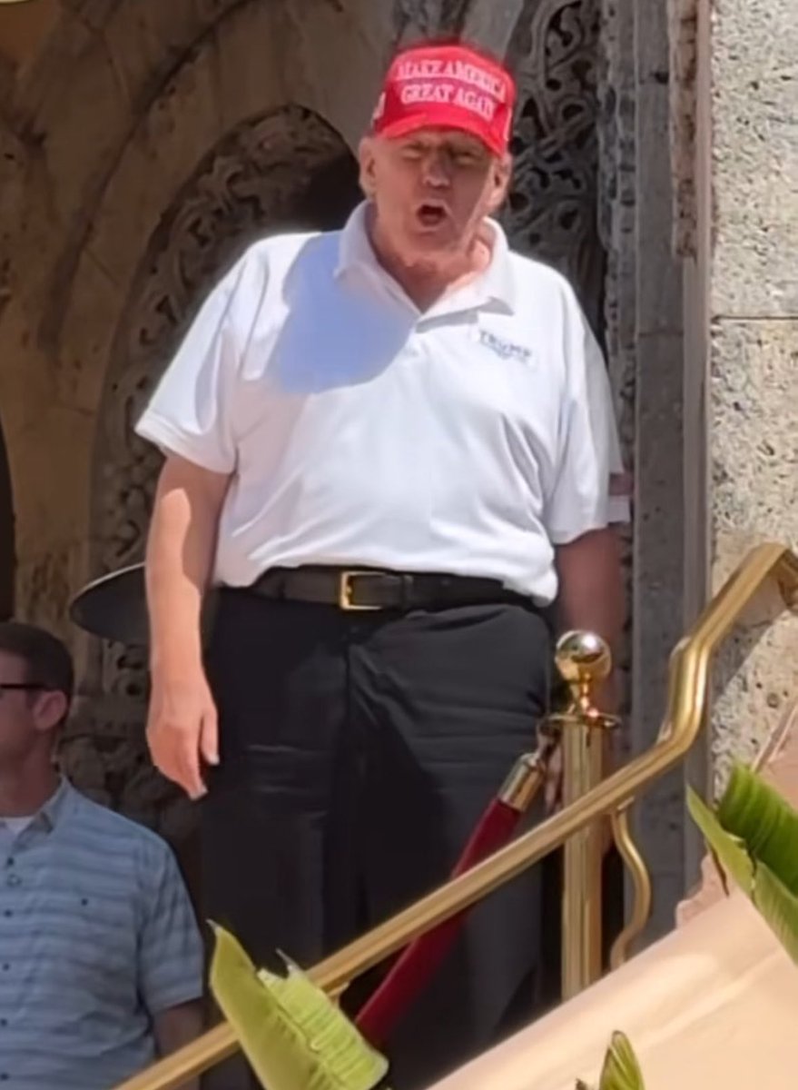 最新 AP-NORC 民意调查:

唐纳德·特朗普的支持率:

反对:59%

赞同率:39%

这是特朗普第二任期内首次民调显示其支持率跌破 40%。