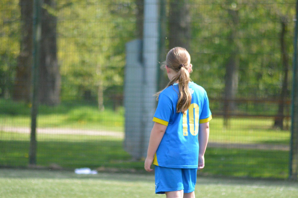 jameswr4's tweet photo. Got to play photographer this afternoon for @EuxtonGirlsFC U8’s, what an absolute delight those girls are, thoroughly enjoyed it. 💙💛 https://t.co/9qWyxxL2Y2