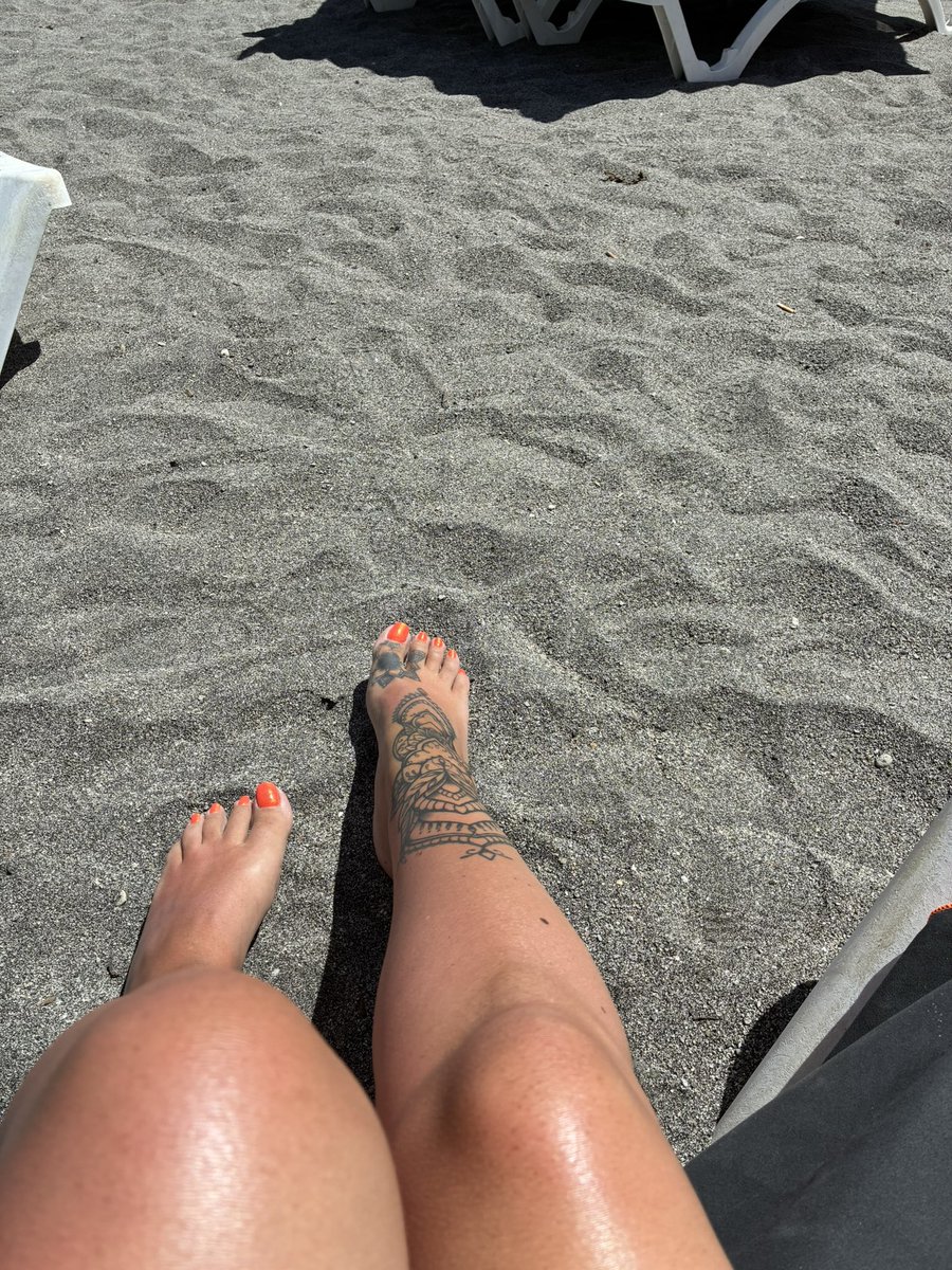 footsieGal83's tweet photo. Sand between toes kinda day 
#toes #feet #footworship #soles #feetpic https://t.co/RBcaCrNyB8