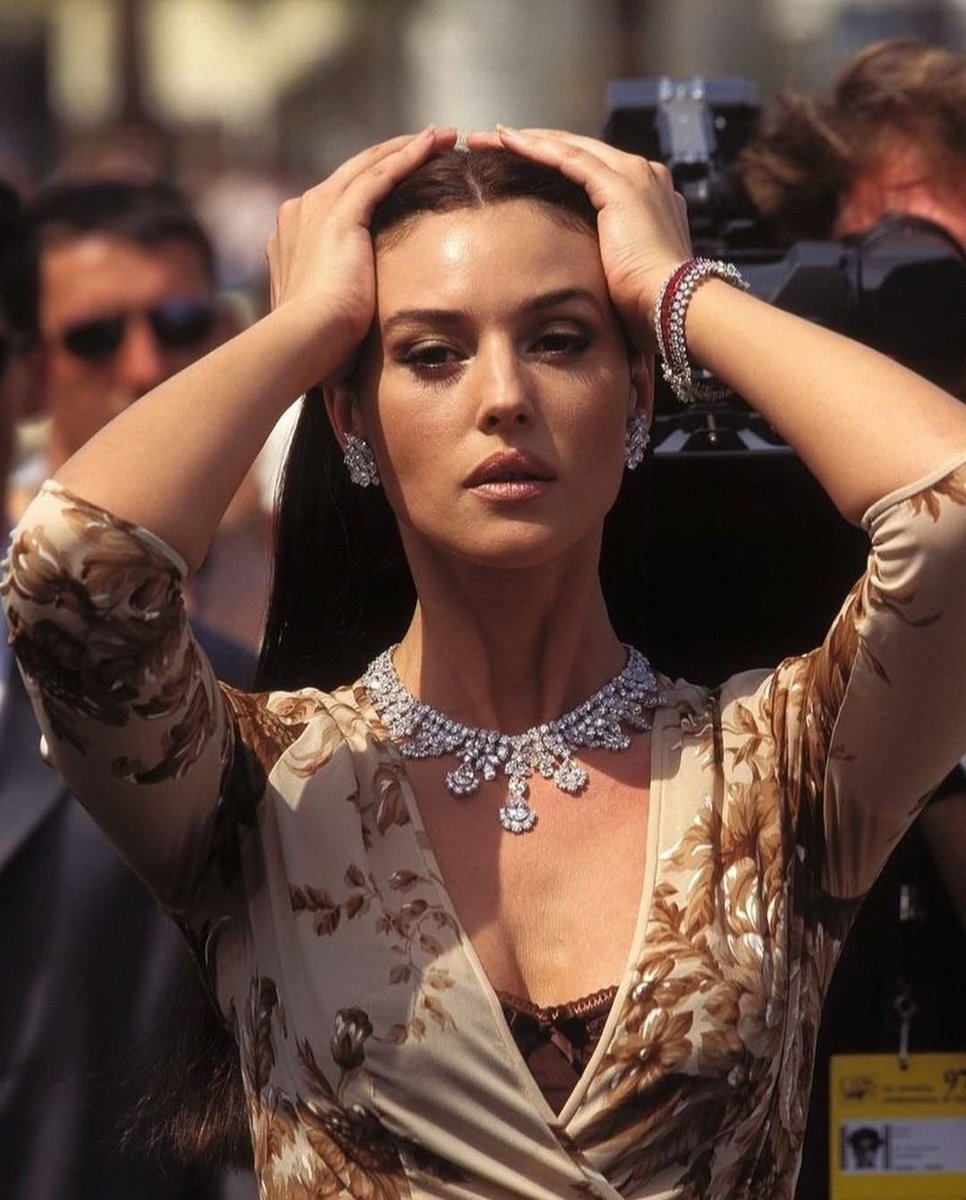 #MonicaBellucci en el Festival Internacional Cine de Cannes de 1997. Como una auténtica diva, la actriz italiana apareció con este ajustadísimo vestido de encaje de Valentino y maxicollar en un certamen al que ha acudido en multitud de ocasiones a lo largo de los años. Pura