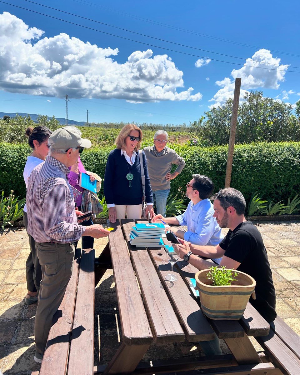 Quin maridatge tan mític! 🥰 #MortEnDiferit, <a href="/CellersCarol/">Cellers Carol Vallès</a> i un matí assolellat entre vinyes al Penedès 📘🥂☀️🍇 Gràcies, <a href="/guillemcarol/">Guillem Carol</a> i parròquia maca que ens heu regalat aquesta estonassa plegats, amb riures, vi, cava, misteri, actualitat i llibres 🫶🏼✨