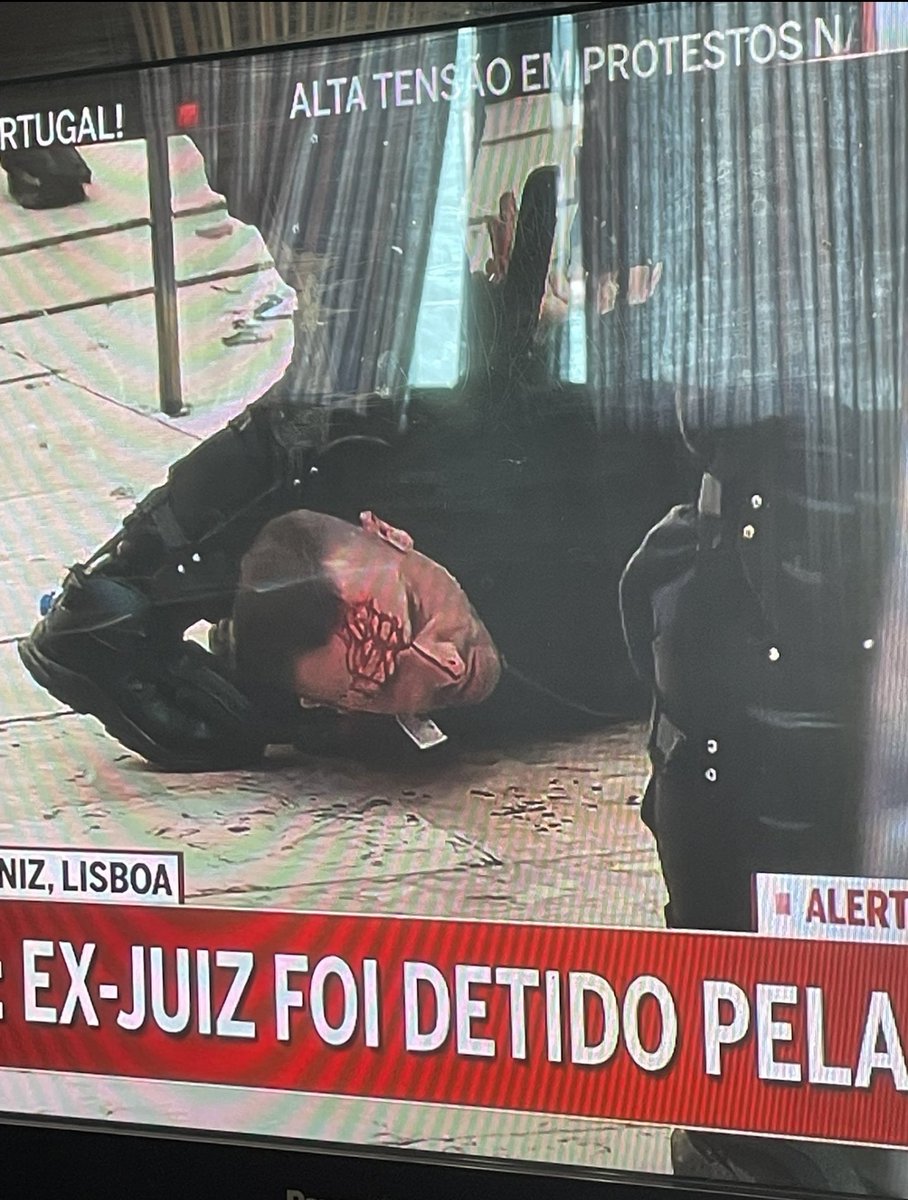 rdusuper8's tweet photo. @TheRightGuy_83 @SICNoticias "Malhar em comunas" quem apanhou mais na fuça foram os porcos dos fachos, continua assim e pode ser que acabes como este porco https://t.co/1Esr87zZhe