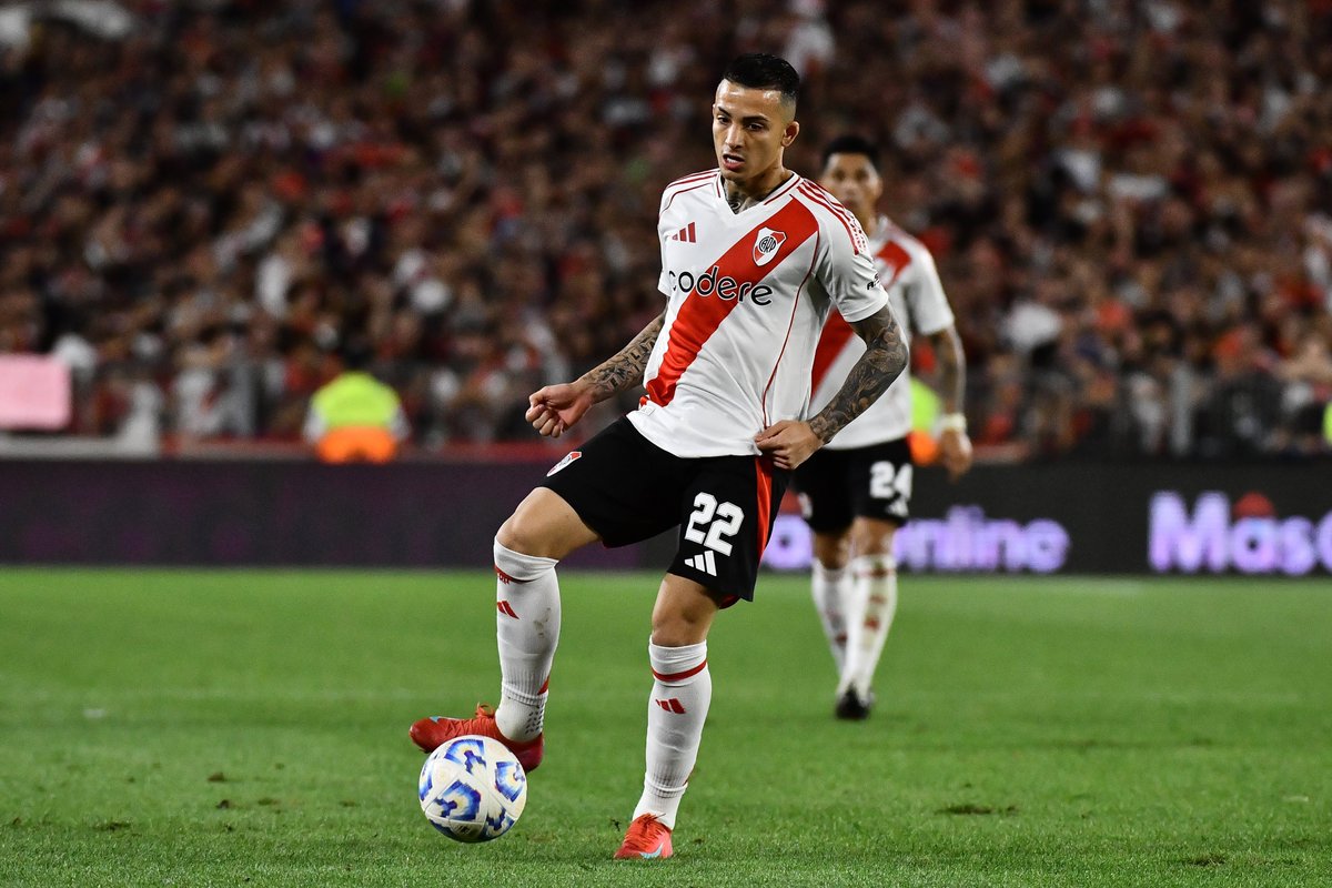 Los registros de Kevin Castaño en la victoria de River Plate 2-1 frente a Boca Juniors:

- 62 toques
- 39/47 pases precisos [83%]
- 3 chances creadas
- 8/12 pases progresivos
- 5/7 pases hacia último tercio
- 3/5 pases hacia área rival
- 3/5 centros precisos
- 2 faltas recibidas