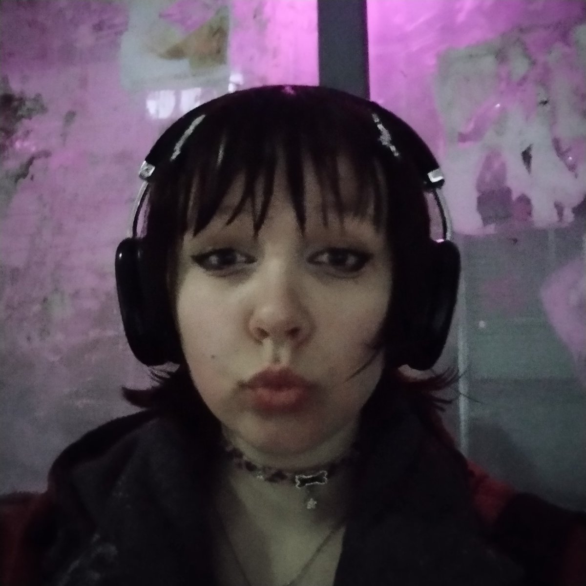 мне 18 лет и я только начала пробовать себя в макияже🙏🏻
не то что бы мне запрещали, просто в моменте я подумала, что недостаточно красивая для того, чтобы краситься... вы ж видели меня раньше? а цены на косметику? мой еврей в душе уже готовит себе гроб, тотальный аминь