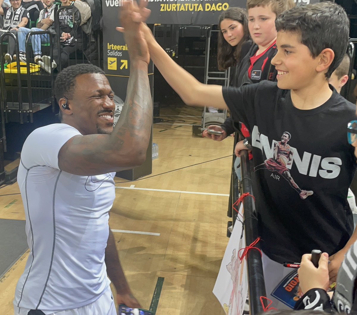 iahedoa's tweet photo. @canadiankidDJE Such an intense finish, Dylan! But the real win was seeing the kids so happy to meet you. Memories that will last forever! Thanks for your kindness and good vibes. Marcos was thrilled that you loved his drawing! @canadiankidDJE https://t.co/jh0oBuZRES