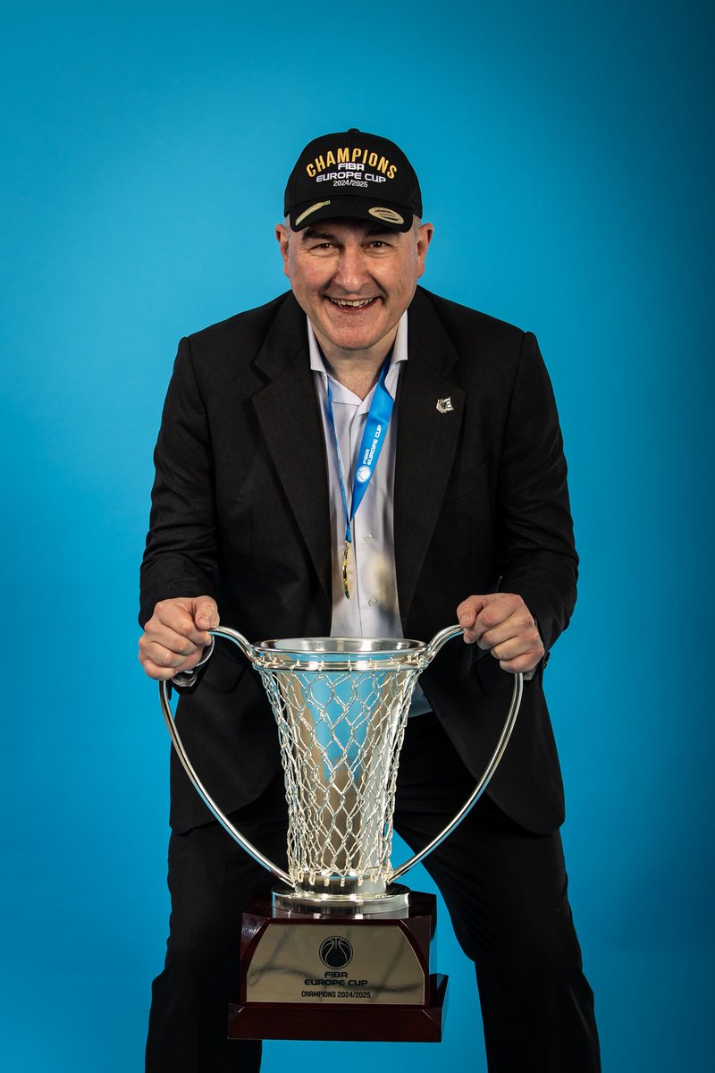 Para terminar esta locura de semana, quería apuntar que por quien más me alegro del triunfo en la FEC es por Jaume.

Hoy en Miribilla, ya se oían críticas muy duras hacia él. Este hombre, creo, es un gran ejemplo de superación y que además ha hecho historia.

HONOR DON PONSARNAU