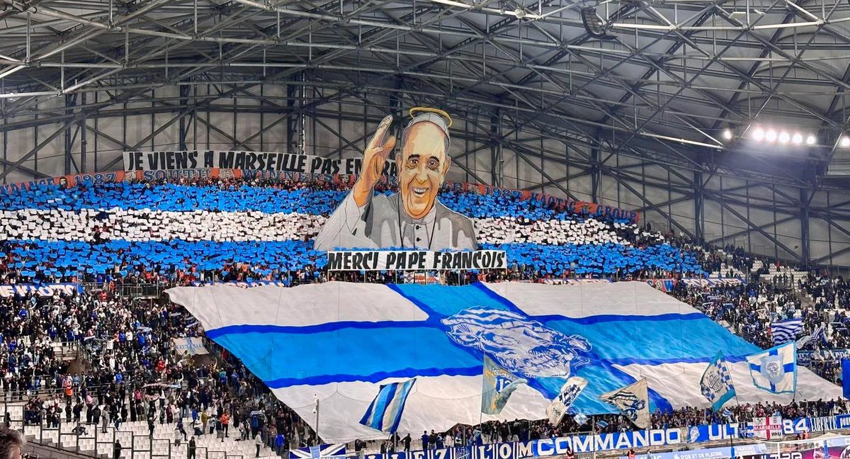 À travers ce magnifique tifo des supporters de l’<a href="/OM_Officiel/">Olympique de Marseille</a>, c’est tout #Marseille qui rend ce soir hommage au Pape François. 

Son message de paix et d’espérance continuera de vivre dans nos cœurs.