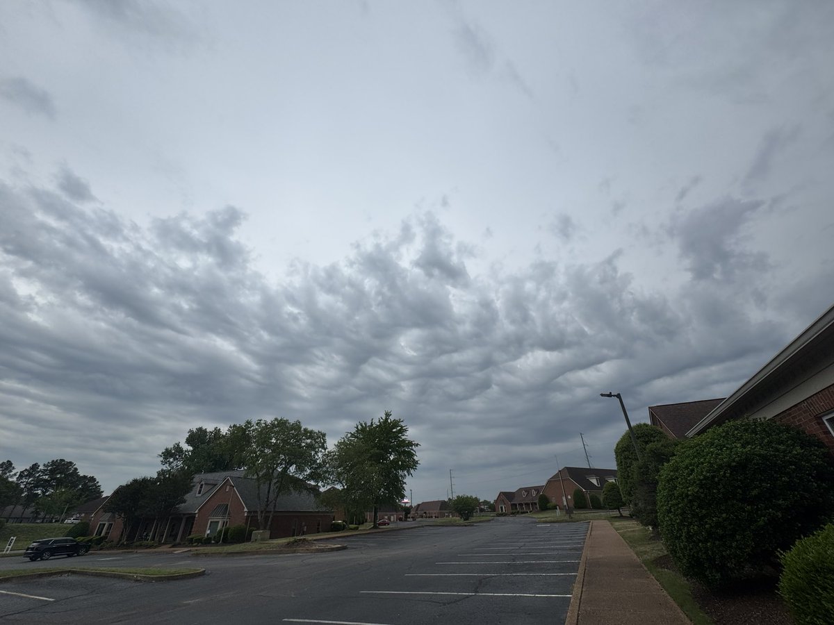 wxShaley's tweet photo. Asperitas clouds beginning to form over north Jackson. I love looking at these https://t.co/ucUqPv8G9O