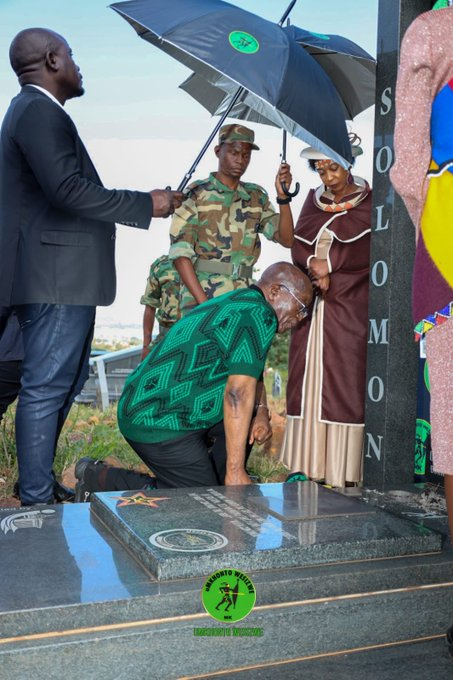 For 9 years Jacob Zuma was president and never knelt before Cde Solomon Mahlangu's grave, never talked about Cde Mahlangu's dreams. What stopped him? Now  he want to score cheap political points from dimwits. What a crook!