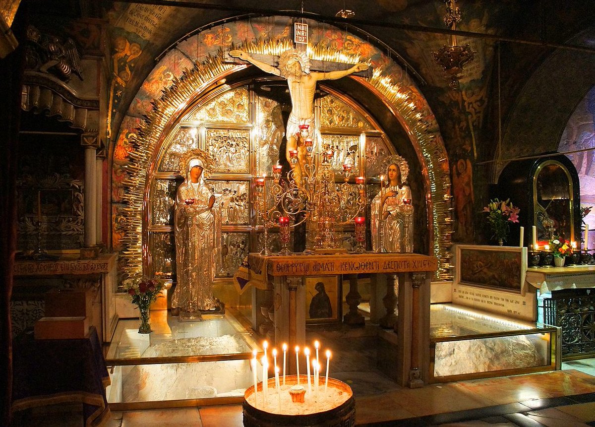 Templarpilled's tweet image. 8. Church of the Holy Sepulchre

Under one roof lies both the rocky hill where Christ was crucified and the Tomb where He rose from the dead.

Here you can see the Altar of the Crucifixion, where the Rock of Calvary is encased in glass