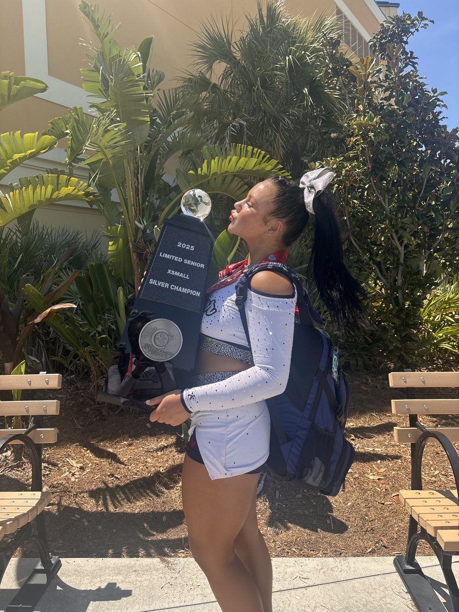 isabellachanggg's tweet image. 4th worlds 4th globe! always proud to be a miss silver girl 🤍