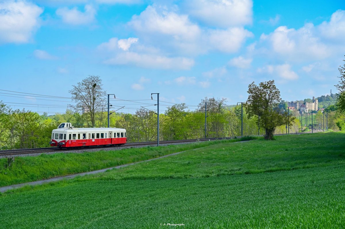 En ce dernier dimanche d'avril une circulation spéciale était prévue entre Dijon et Montluçon pour l'association ABFC X4039 . le train est vu au pied du château de Billy avec une météo capricieuse lors de son passage !