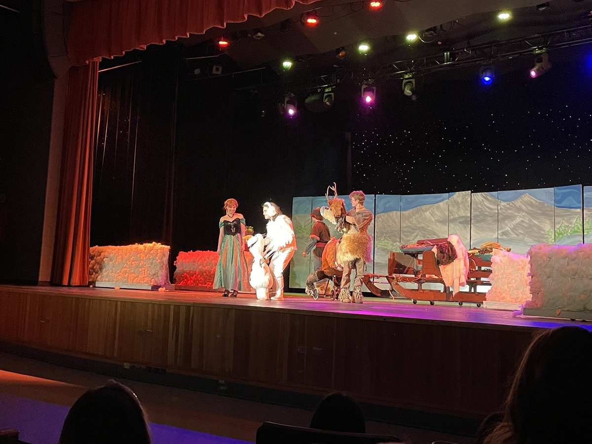 AndersonRaptors's tweet photo. That was AMAZING!! Hats off to the cast and crew of @theatreanderson production of Frozen!! #AHSisFAMILY @FHSchools https://t.co/smCnSzew4d