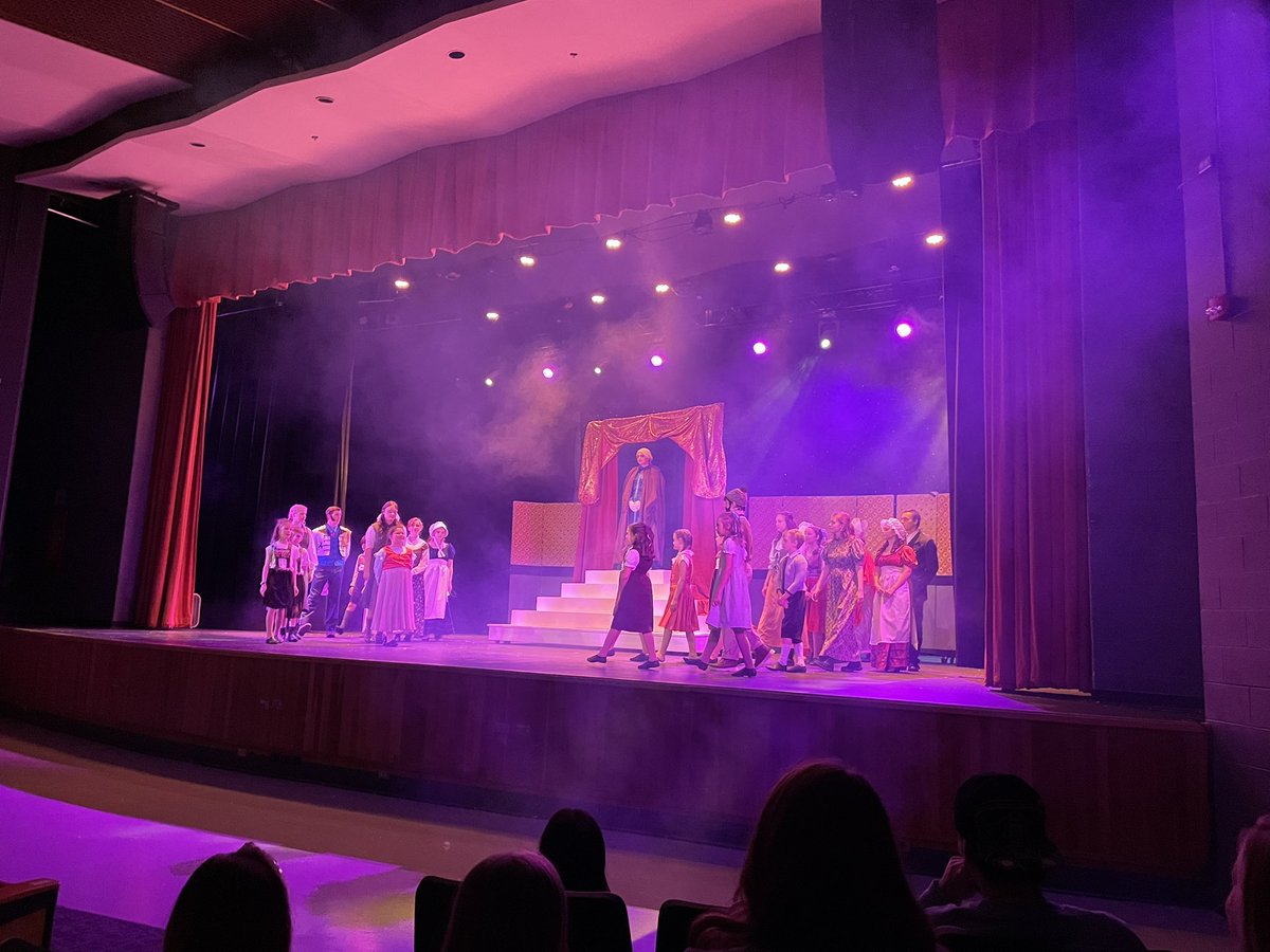 AndersonRaptors's tweet photo. That was AMAZING!! Hats off to the cast and crew of @theatreanderson production of Frozen!! #AHSisFAMILY @FHSchools https://t.co/smCnSzew4d