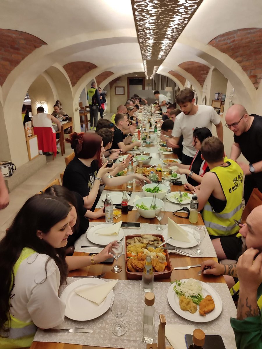 ZeljkoBosk10720's tweet photo. Pazi sad...

Grad Varaždin organizovao je večeru za sve studente, kompletnu logistiku i pozadinu. 
Gradonačelnik Varaždina došao je lično da poželi prijatnu večeru i boravak u gradu. 
Takodje grad Varaždin organizovao je besplatan smeštaj u hotelu za naše trkače! https://t.co/ursrlLaoHn