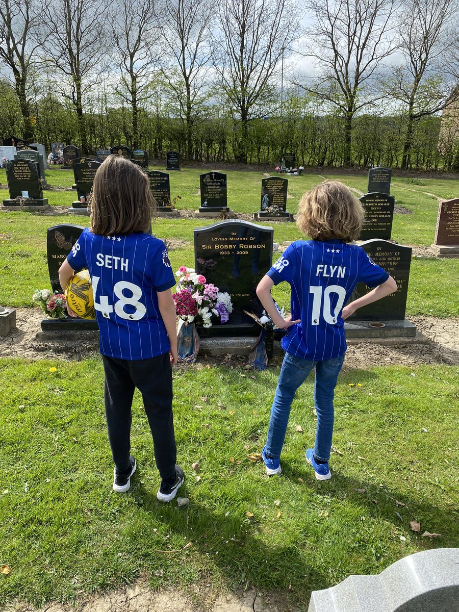 Richard01077640's tweet photo. Paying our respects to the great man. RIP Sir Bobby #itfc https://t.co/huag3qwaaT