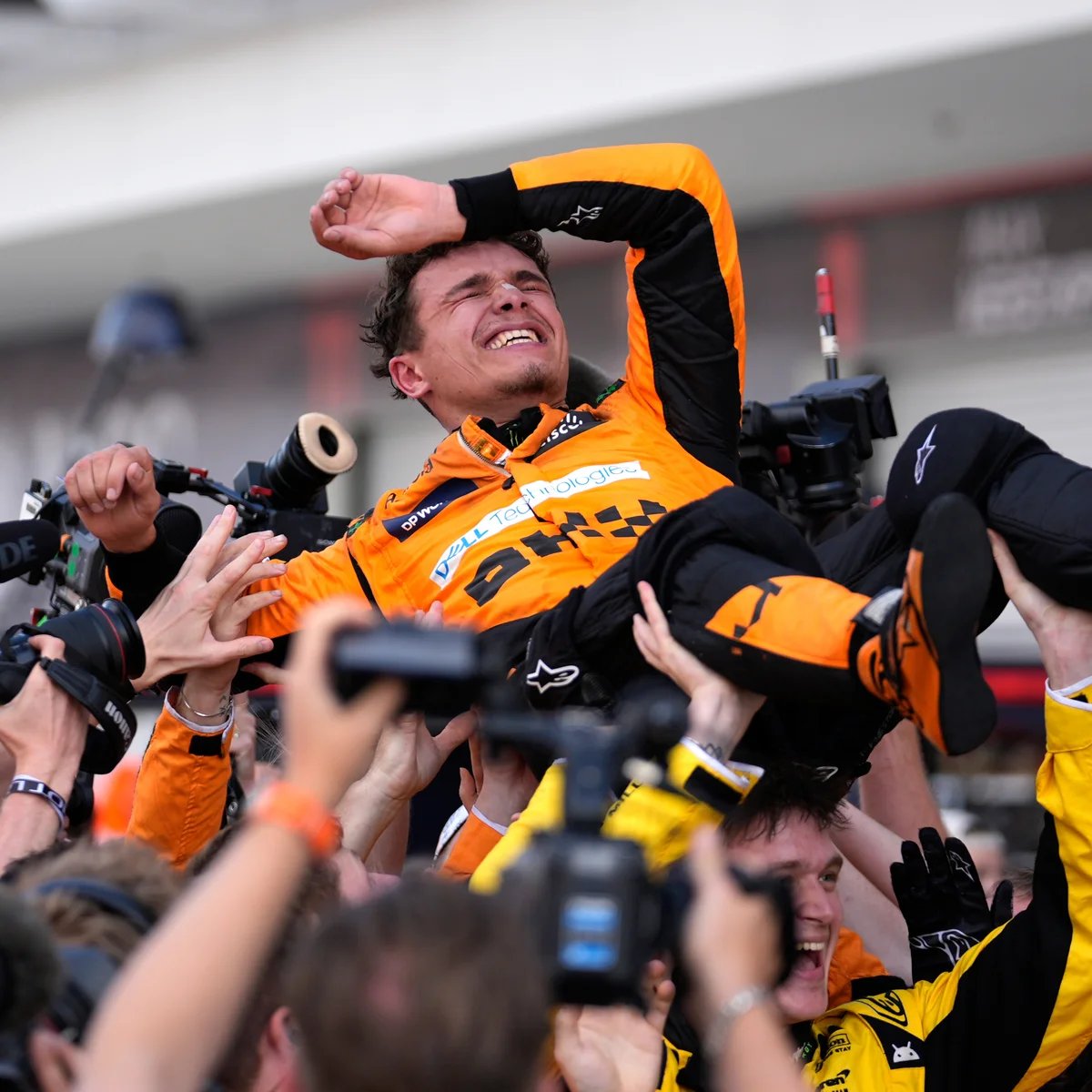 SÍ SEÑOR, SE ROMPIÓ LA MALDICIÓN 🏆

¡<a href="/MrFran1616/">MrFran¹⁶ 🧬🧪</a> logra un épico triunfo en Silverstone y corta su racha de 67 Grandes Premios sin ganar!

Con este resultado, se coloca 2º en el Campeonato del Mundo de Pilotos.

<a href="/CJStereo7/">Javi • •</a> completa una gran carrera también y finaliza quinto.