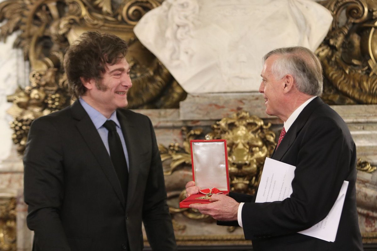OPRArgentina's tweet image. El Presidente Javier Milei condecoró con la Orden de Mayo al economista español profesor Jesús Huerta de Soto en Casa Rosada.