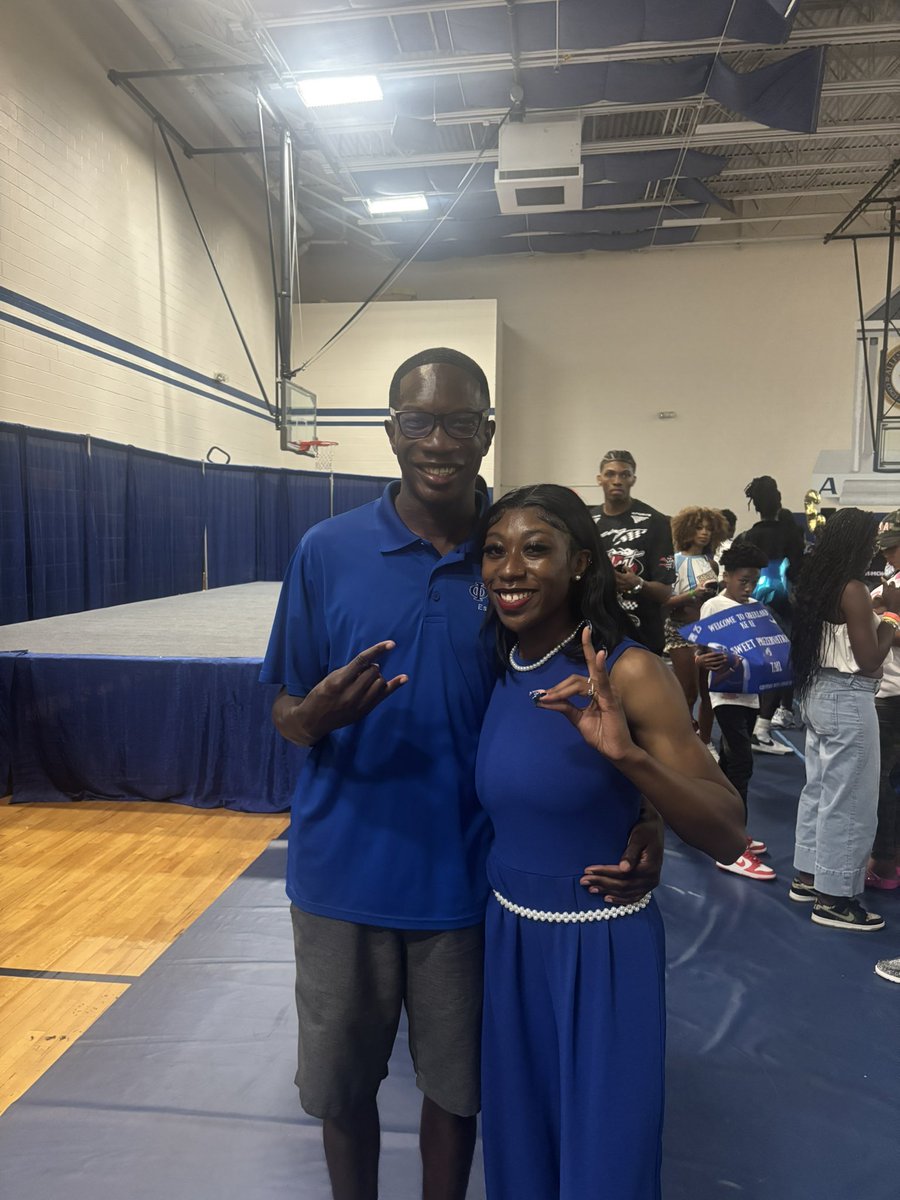 lowery_jocoby91's tweet photo. As a coach, my support goes beyond the field and the finish line. It's about being there for my athletes in every aspect of their journey, on and off the track. Their success matters to me long after practice is over. Together, we chase dreams! #BeyondCoaching https://t.co/DpPzXj3Jzs