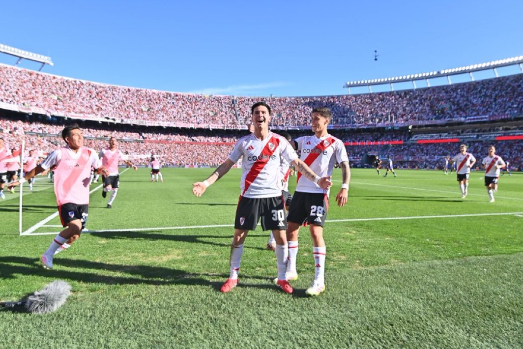 gglait's tweet photo. Gracias por los goles a los chicos de nuestra escuela.
Gracias Armani por agrandarte contra Boca.
Gracias Enzo por dar el alma como un hincha.
Gracias Muñeco por ser nuestra bandera.

Y gracias River por jugar como un equipo grande. https://t.co/5f68SsSWr3