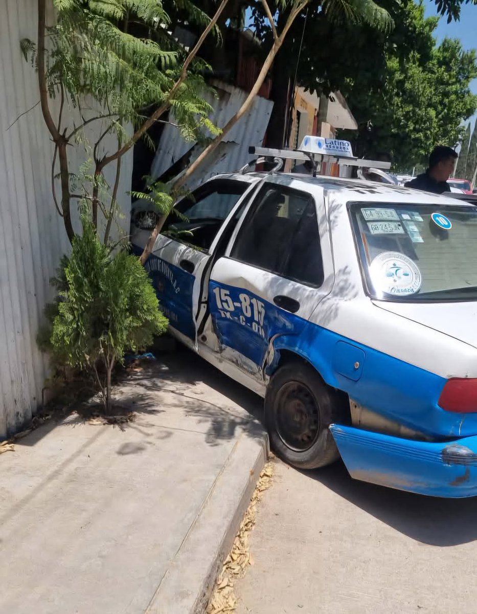 Oaxaca_AlDia's tweet photo. #ReporteVial conductor en aparente estado de ebriedad impacto a un taxi foráneo azul, en inmediaciones de la colonia #LlanoVerde, el responsable del percance quiso darse a la fuga pero su coche ya no arrancó.
Para más información Siguenos en WhatsApp: https://t.co/XNvCZ5bVT4 https://t.co/hfUX5IlHjZ