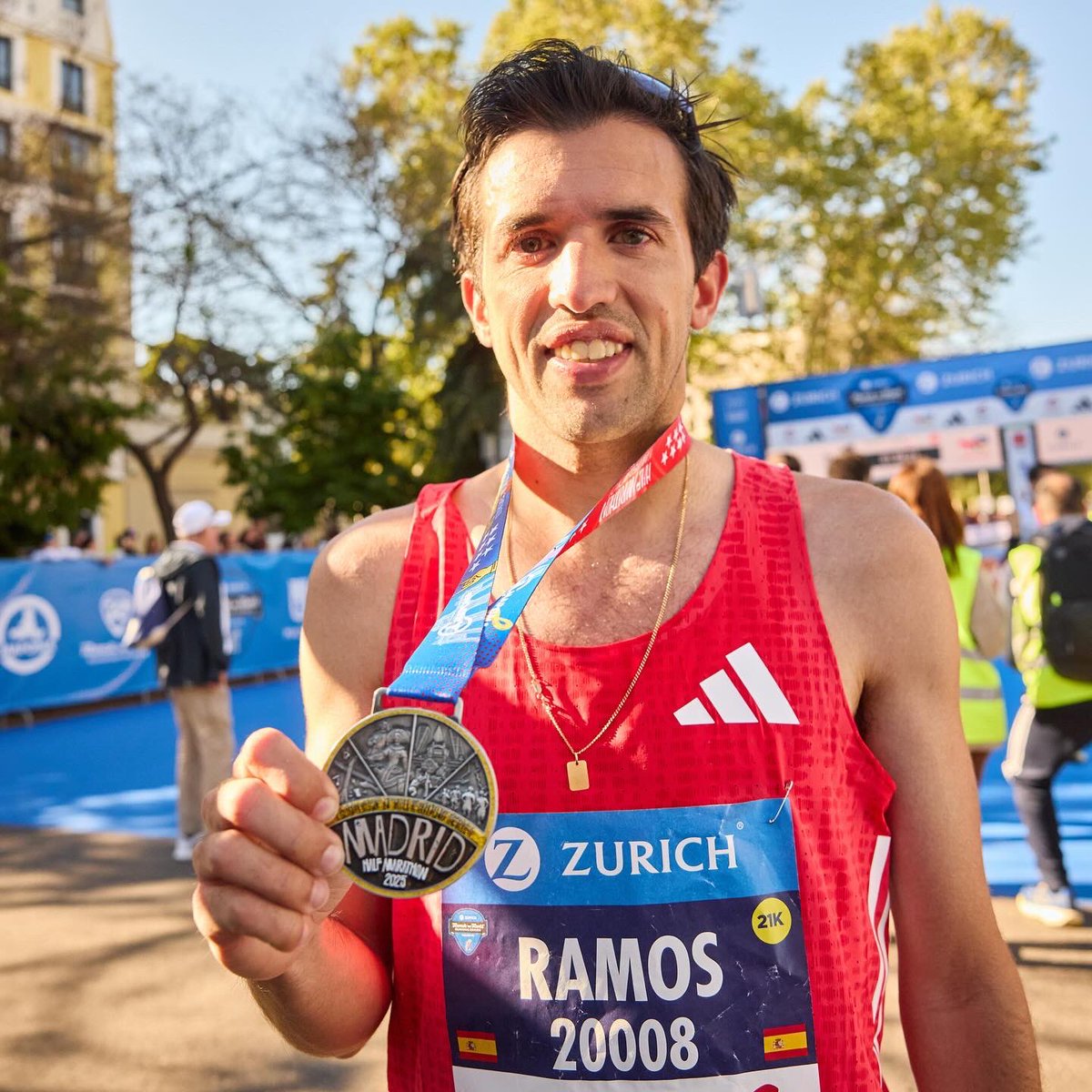 jesusramosrevie's tweet photo. Cada año se supera @maratondemadrid este año muy especial porque hemos estrenado los nuevos colores de @adidas_es ❤️
🥉Posicion en la media maratón 1,02,35 primer 🇪🇸
Siempre agrecido de poder correr en casa
#creadoconadidas #mediamaraton #teamAdidas #Arturomarteam #tagarroteam https://t.co/N1uhRD60s2