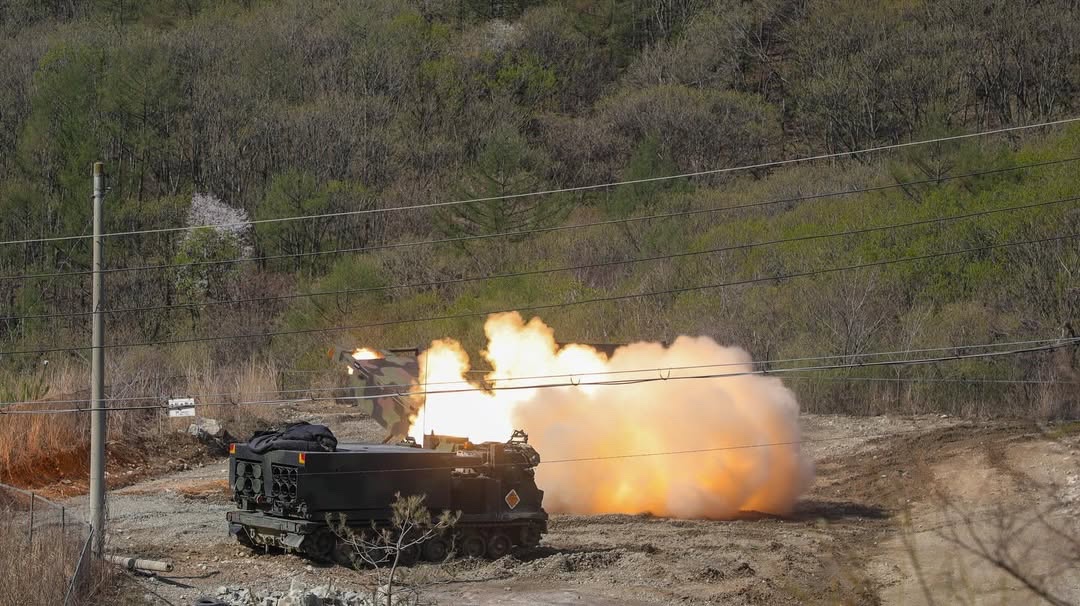 USARPAC's tweet photo. U.S. Army Soldiers fire an MLRS missile during a combined live-fire in Rocket Valley, South Korea, boosting defense capabilities and readiness across the Korean Peninsula.

#2IDRUCD #Generate #Training 

@2INFDIV https://t.co/TCFSgnWtQm