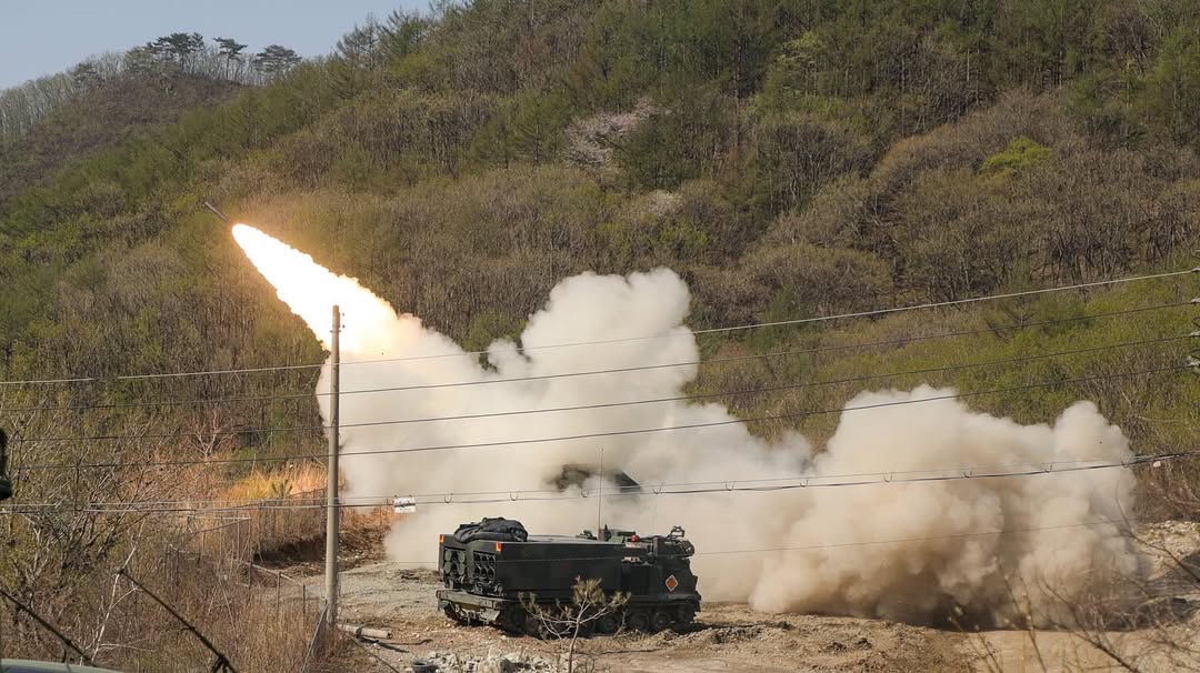 USARPAC's tweet photo. U.S. Army Soldiers fire an MLRS missile during a combined live-fire in Rocket Valley, South Korea, boosting defense capabilities and readiness across the Korean Peninsula.

#2IDRUCD #Generate #Training 

@2INFDIV https://t.co/TCFSgnWtQm