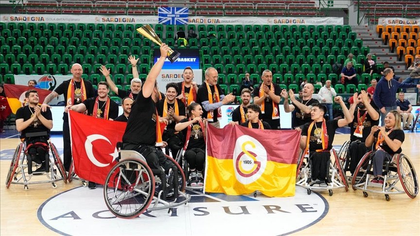Galatasaray Tekerlekli Sandalye Basketbol Takımı’nı Tebrik Ederiz!

Galatasaray Tekerlekli Sandalye Basketbol Takımı’nın göstermiş olduğu üstün mücadele ve azimle elde ettiği şampiyonluk için yürekten tebriklerimizi sunarız. Bu büyük başarı, sporda engel tanımayan ruhun ve