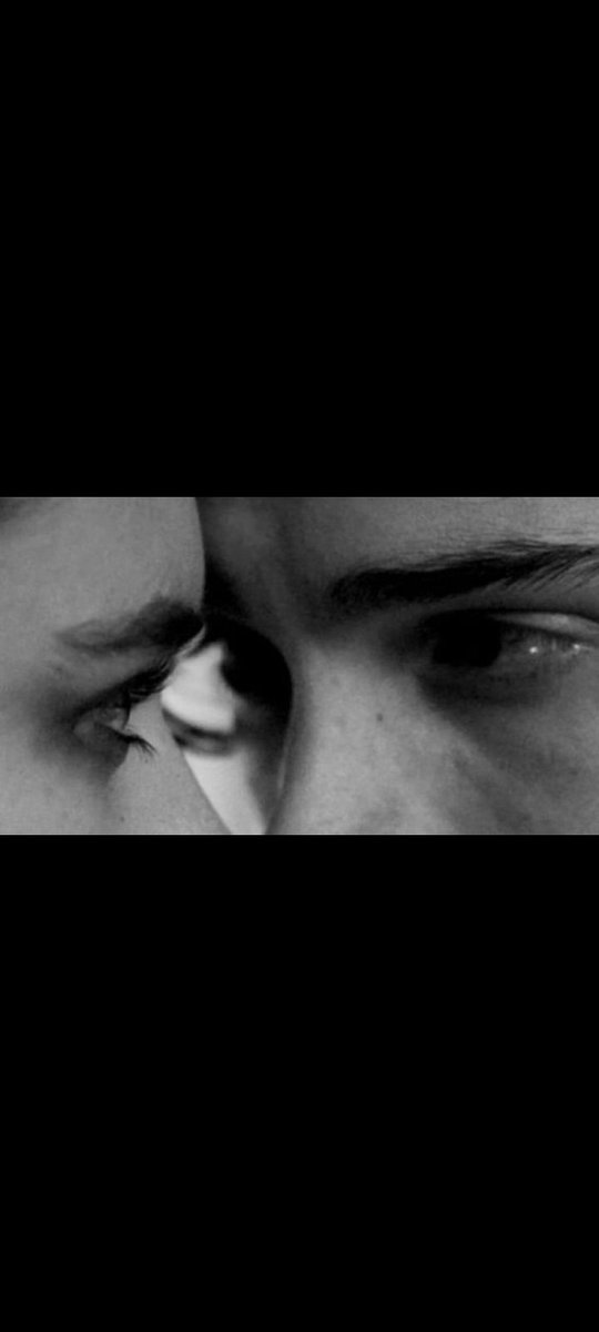 Gözlerin sırılsıklam
Ruhumu efsaneler sarmış
Dokunduğun her yerde bahar
Çiğ damlasına dönüşüyor dudaklarım
Binlerce kelimenin anlatamadığını anlaya biliyorum;
Yorgunum!
Ve aşık!..
Devrim tadında bir yaşama!..
.
.
Öyle işte!
.
.
🍷🌾