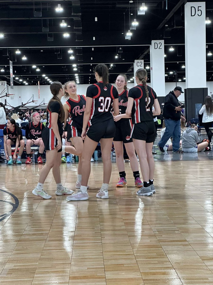 PaytonWallin15's tweet photo. My team went 4-0 this weekend at the USJN Windy City Classic in Milwaukee, WI! So proud of these girls and the team we are becoming! Let’s keep working! 
@il_RocketsGBB https://t.co/SW9Fk0hFZy