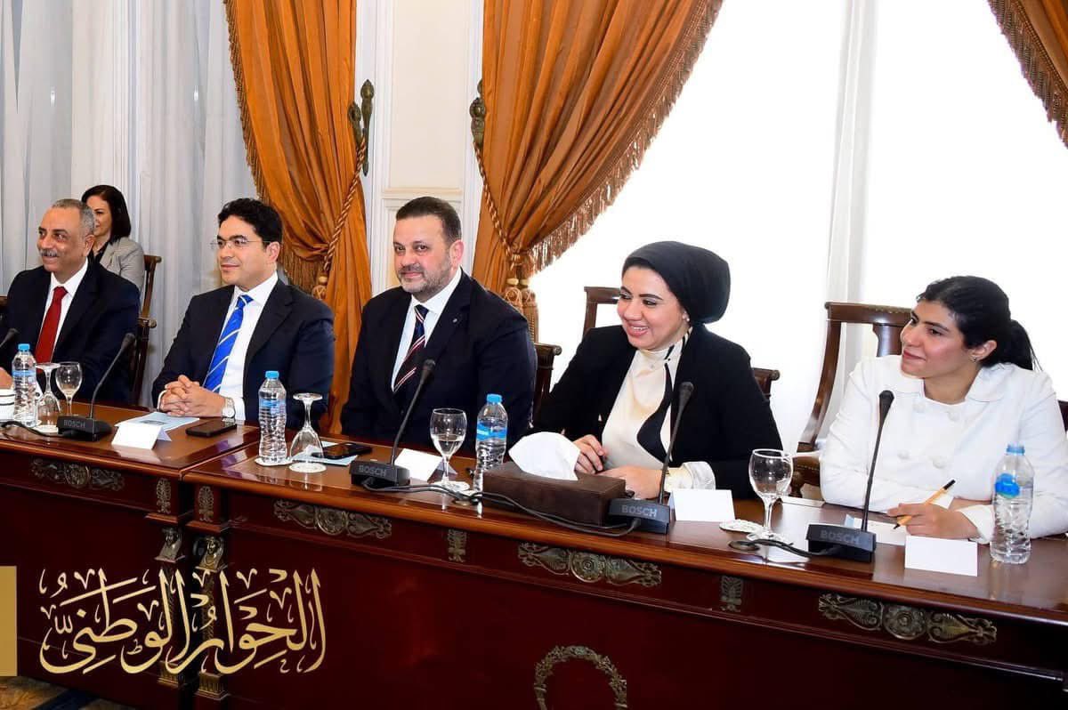 اجتمع بالأمس مجلس أمناء الحوار الوطني مع الوزير بدر عبد العاطي
و ذلك في لقاء امتد ٦ ساعات كاملة ناقش فيه مجلس الأمناء مع السيد الوزير شواغل الرأي العام المصري فيما يخص قضايا الشأن الخارجي و علي رأسها تطورات الأوضاع في الأراضي الفلسطينية المحتلة 
حيث سيقوم الحوار الوطني بمناقشة