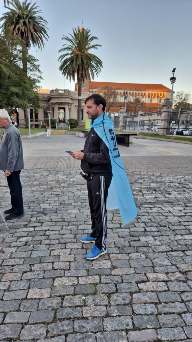 Montevideo, municipio CH.

Tarde de militancia.

Explanada del shopping de Punta Carretas…

Lista 1 + 11CH
<a href="/MartinLemaUy/">Martin Lema</a>
<a href="/JBarriosBove/">Javier Barrios Bove</a>
