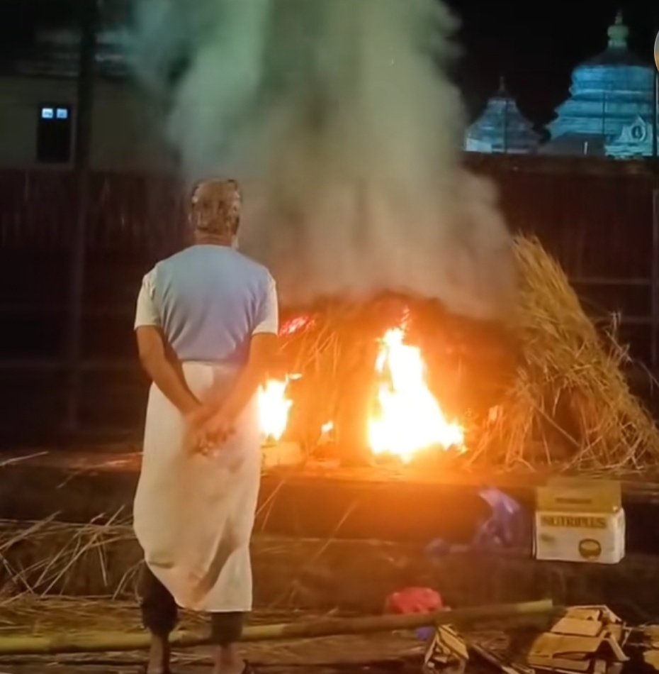 Dipika13140507's tweet image. तिम्रो यादहरुको खरानि बन्दै गाका छन। मेरो मन को घाटमा,  मेरो मायाले रोक्न  सकेन खरानि हुन बाट। 🔥
Your memories are turning to ashes. In the depths of my heart, my love could not stop them from turning to ashes.🔥
#memories #couldnot #stop #turnashes