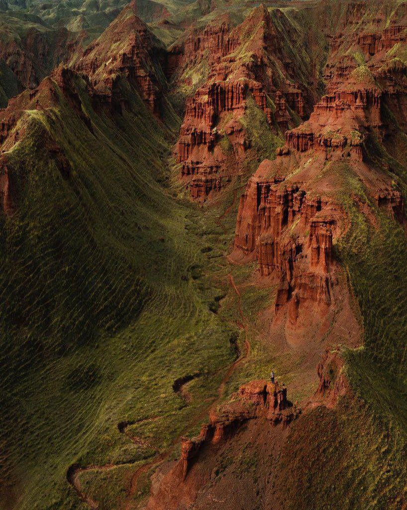 3 milyon yıl önce oluşmuş ve “Kırmızı Periler Diyarı” olarak bilinen “Narman Peri Bacaları”. 

📍Erzurum